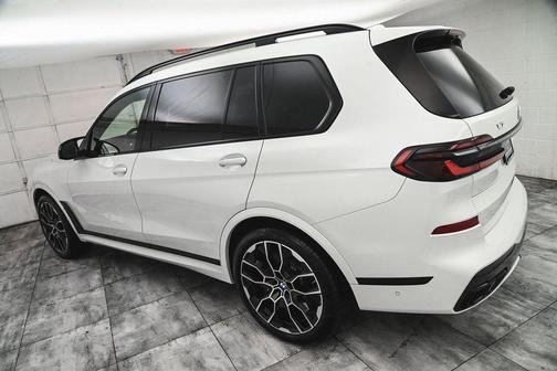 2024 BMW X7 M60i
