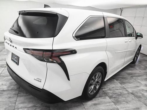 2024 Toyota Sienna LE