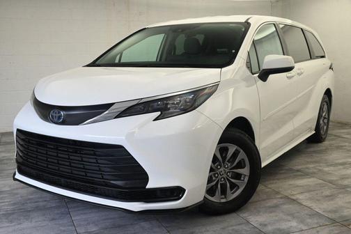 2024 Toyota Sienna LE