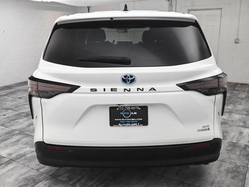2024 Toyota Sienna LE
