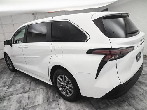 2024 Toyota Sienna LE
