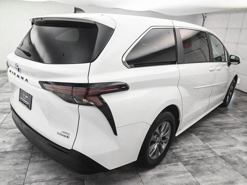 2024 Toyota Sienna LE