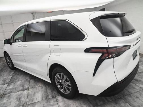 2024 Toyota Sienna LE