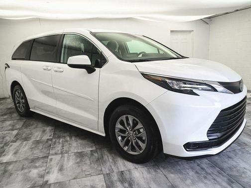 2024 Toyota Sienna LE