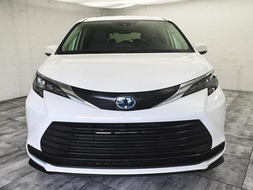 2024 Toyota Sienna LE