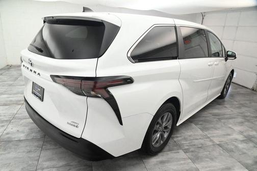 2024 Toyota Sienna LE