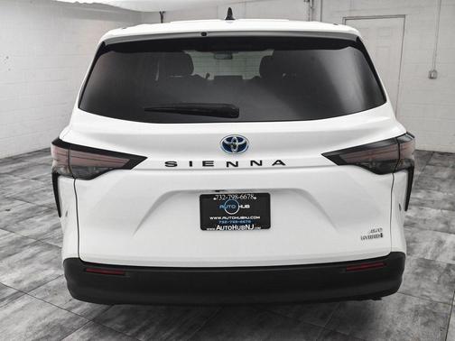 2024 Toyota Sienna LE