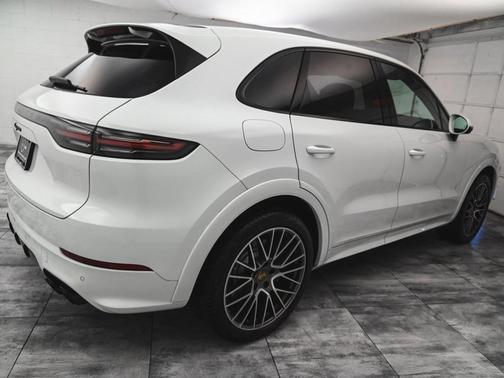 2022 Porsche Cayenne Platinum Edition