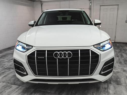 Glacier White Metallic 2023 Audi Q5 40 Premium