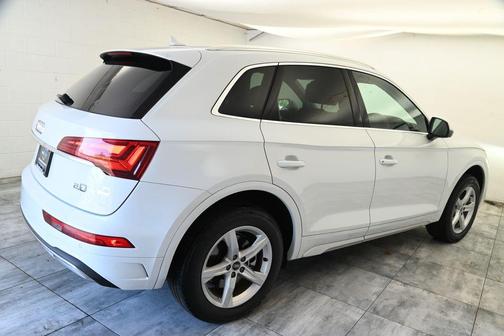 Glacier White Metallic 2023 Audi Q5 40 Premium