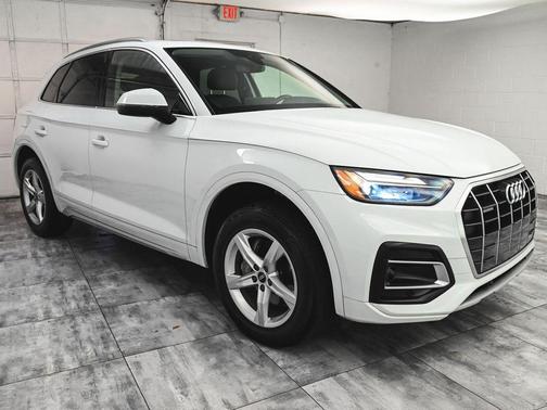 Glacier White Metallic 2023 Audi Q5 40 Premium