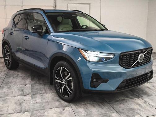 2023 Volvo XC40 B5 Plus Dark Theme