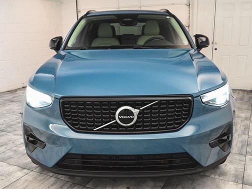 2023 Volvo XC40 B5 Plus Dark Theme