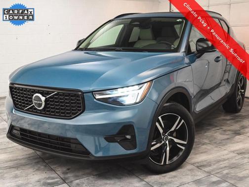 2023 Volvo XC40 B5 Plus Dark Theme