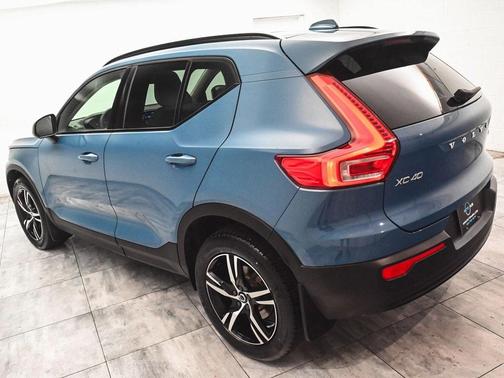 2023 Volvo XC40 B5 Plus Dark Theme