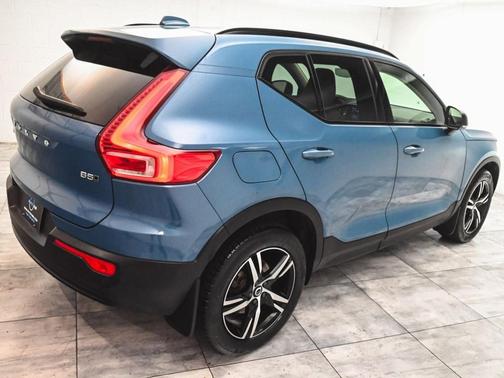 2023 Volvo XC40 B5 Plus Dark Theme