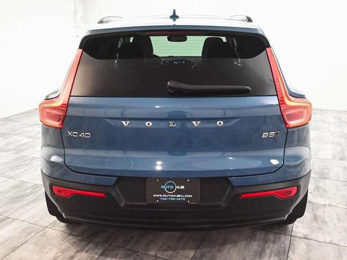 2023 Volvo XC40 B5 Plus Dark Theme