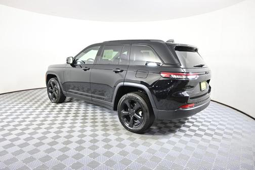 Diamond Black Crystal Pearlcoat 2023 Jeep Grand Cherokee Limited