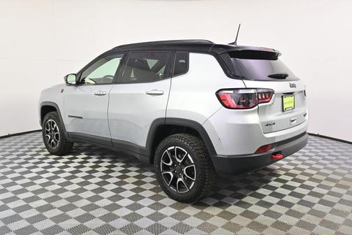 Silver Zynith Metallic Clearcoat 2025 Jeep Compass Trailhawk
