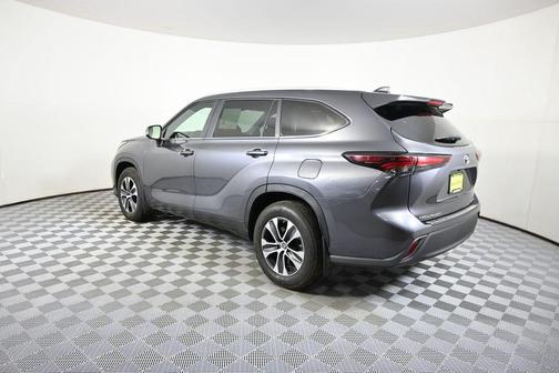 Magnetic Grey Metallic 2024 Toyota Highlander XLE