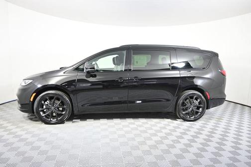 Diamond Black Crystal Pearlcoat 2025 Chrysler Pacifica Limited