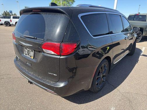 Brilliant Black Crystal Pearlcoat 2017 Chrysler Pacifica Limited
