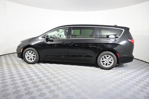Diamond Black Crystal Pearlcoat 2024 Chrysler Pacifica Touring L