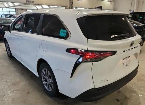 2022 Toyota Sienna LE