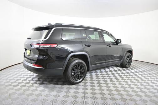 Diamond Black Crystal Pearlcoat 2023 Jeep Grand Cherokee L Limited