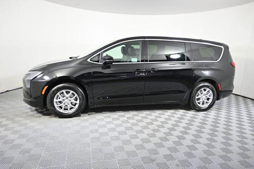 Diamond Black Crystal Pearlcoat 2027 Chrysler Pacifica L