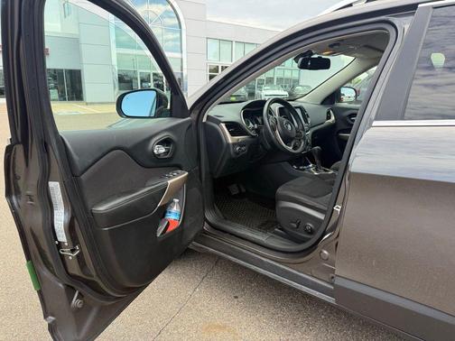 Granite Crystal Metallic Clearcoat 2017 Jeep Cherokee Latitude