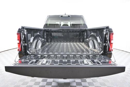 Diamond Black Crystal Pearlcoat 2025 RAM 1500 Big Horn/Lone Star