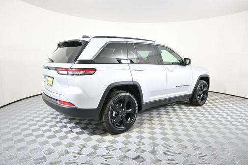 Silver Zynith 2026 Jeep Grand Cherokee Limited