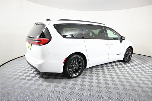 2025 Chrysler Pacifica L