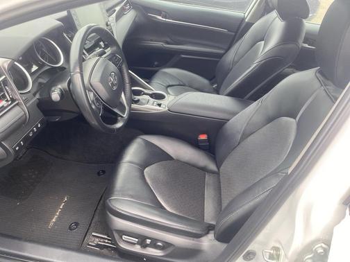 2022 Toyota Camry Hybrid XLE