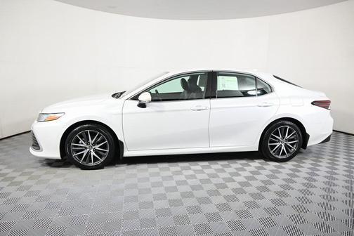 2022 Toyota Camry Hybrid XLE