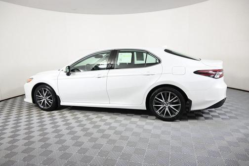 2022 Toyota Camry Hybrid XLE