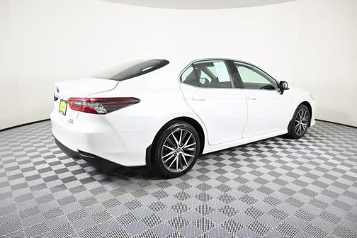 2022 Toyota Camry Hybrid XLE