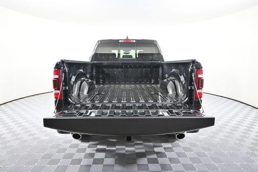 Diamond Black Crystal Pearlcoat 2022 RAM 1500 Big Horn/Lone Star