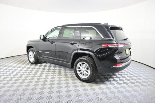 Diamond Black Crystal Pearlcoat 2026 Jeep Grand Cherokee Laredo
