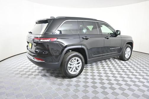 Diamond Black Crystal Pearlcoat 2026 Jeep Grand Cherokee Laredo