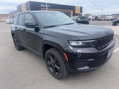 Diamond Black Crystal Pearlcoat 2023 Jeep Grand Cherokee Altitude