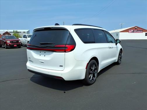 White 2023 Chrysler Pacifica Touring-L