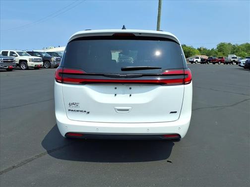 White 2023 Chrysler Pacifica Touring-L