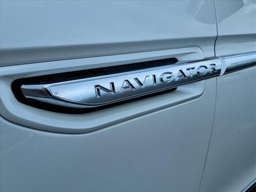 White 2018 Lincoln Navigator Select
