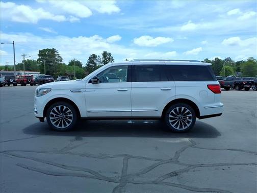 White 2018 Lincoln Navigator Select