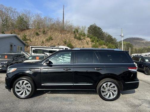 Infinite Black Metallic 2024 Lincoln Navigator Reserve