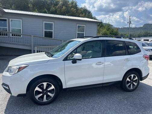 Crystal White Pearl 2018 Subaru Forester 2.5i Premium