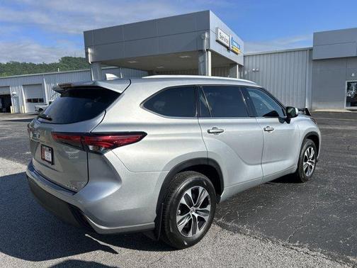 Celestial Silver Metallic 2022 Toyota Highlander XLE