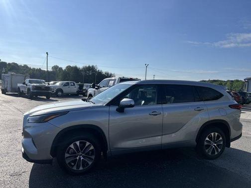 Celestial Silver Metallic 2022 Toyota Highlander XLE